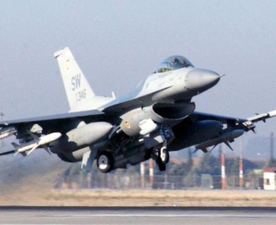 Американские истребители F-16 отработали бомбометание на полигоне в Эстонии