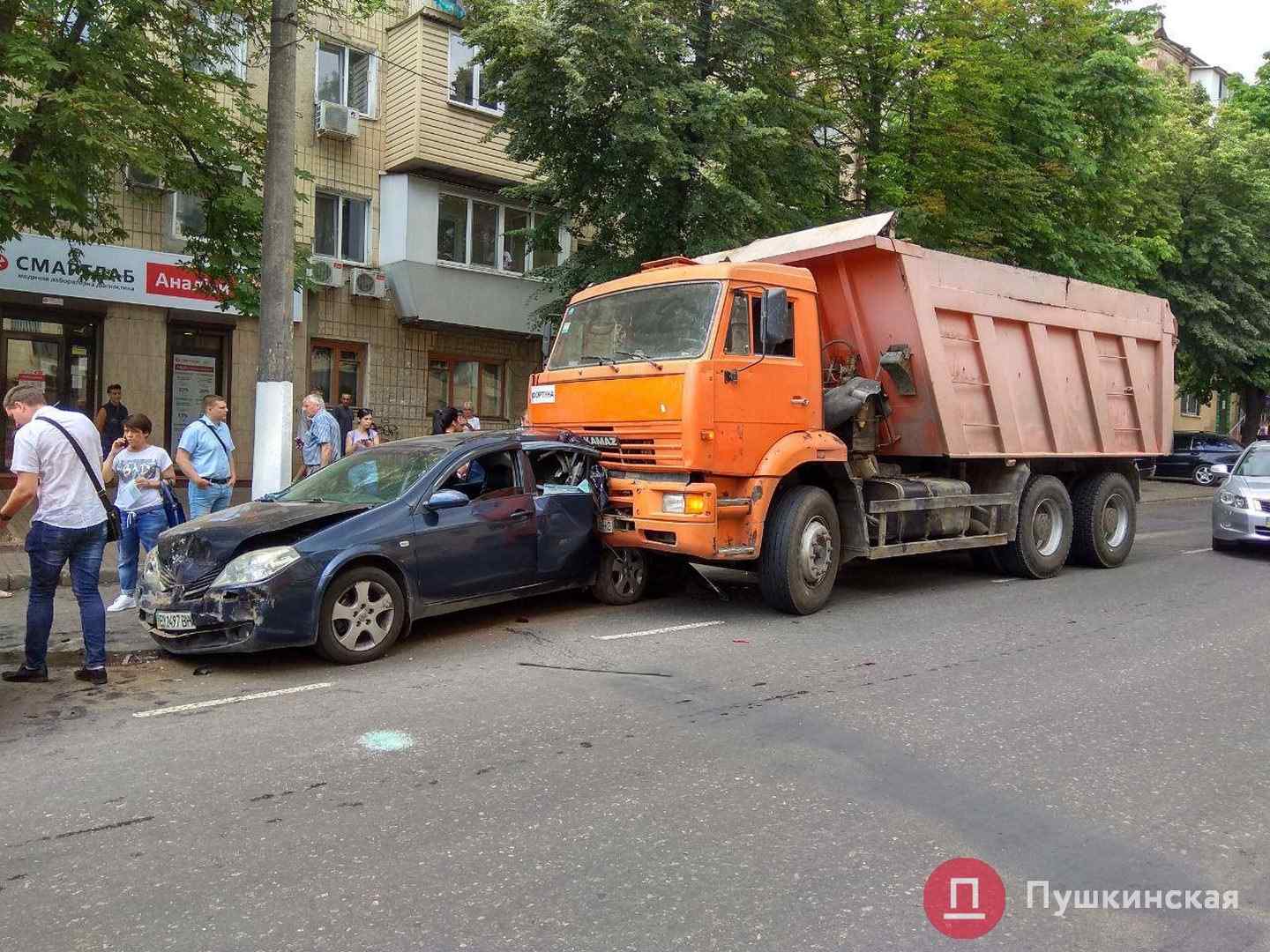 Автомобильная многоножка: в Одессе «КАМаз» устроил аварию из 7 машин. Фото, видео
