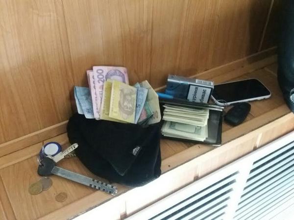 Чиновник Запорожской таможни вымогал взятку в размере пяти тысяч долларов