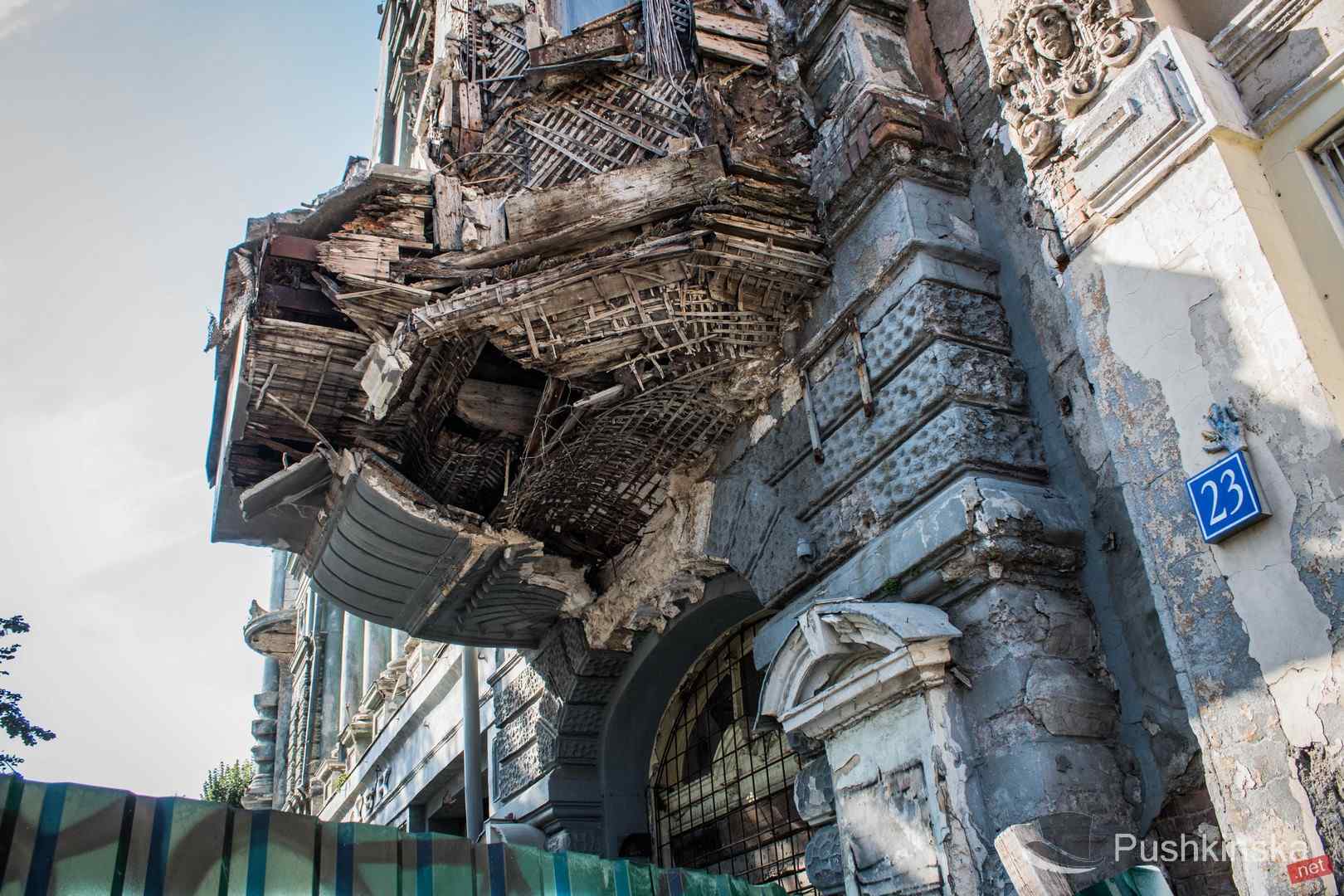 Дом Руссова изнутри: опасная экскурсия среди развалин. Фоторепортаж