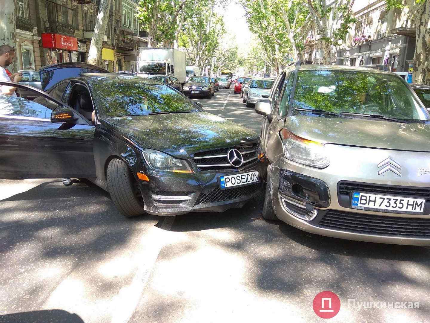 ДТП в центре Одессы: «Посейдон» на «мерсе» не пропустил Citroën и устроил пробку. Фото