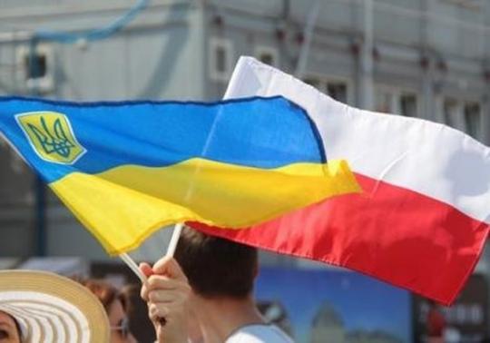 Львовский облсовет требует объявить персонами нон грата двух польских политиков