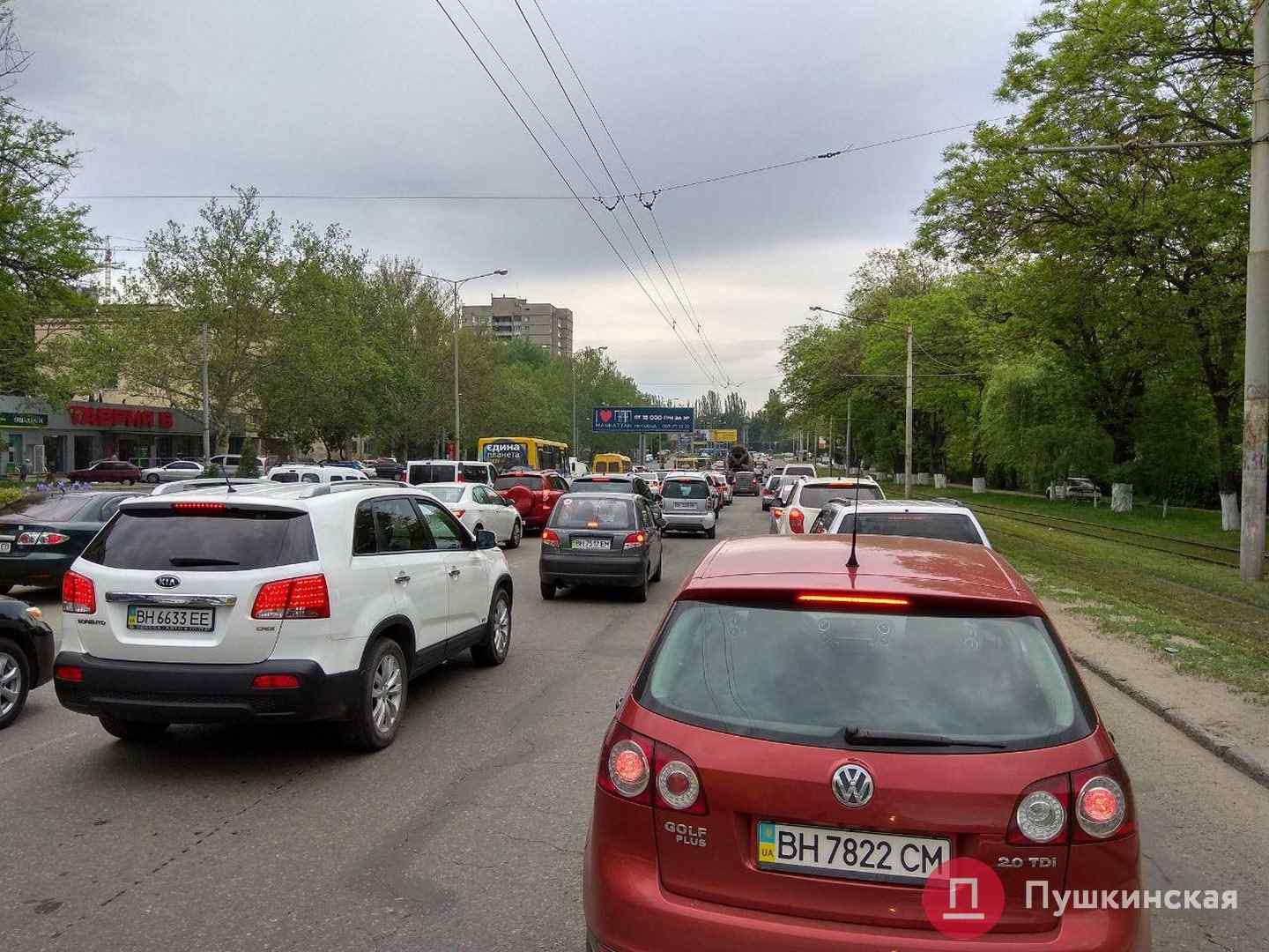 Лучше объезжать: из-за ДТП и ремонта дороги на Среднефонтанской Одессу «сковали» пробки. Фото