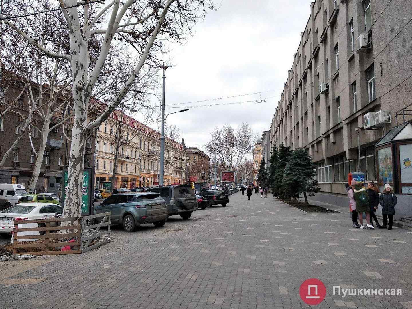 Мэра Одессы возмутили автохамы, которые ездят по тротуарам возле школы на Ришельевской