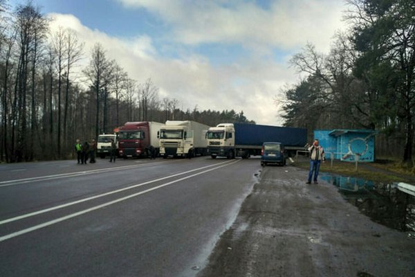 На Ровенщине копатели янтаря перекрыли дорогу, требуя отпустить человека, стрелявшего в полицейских (фото)