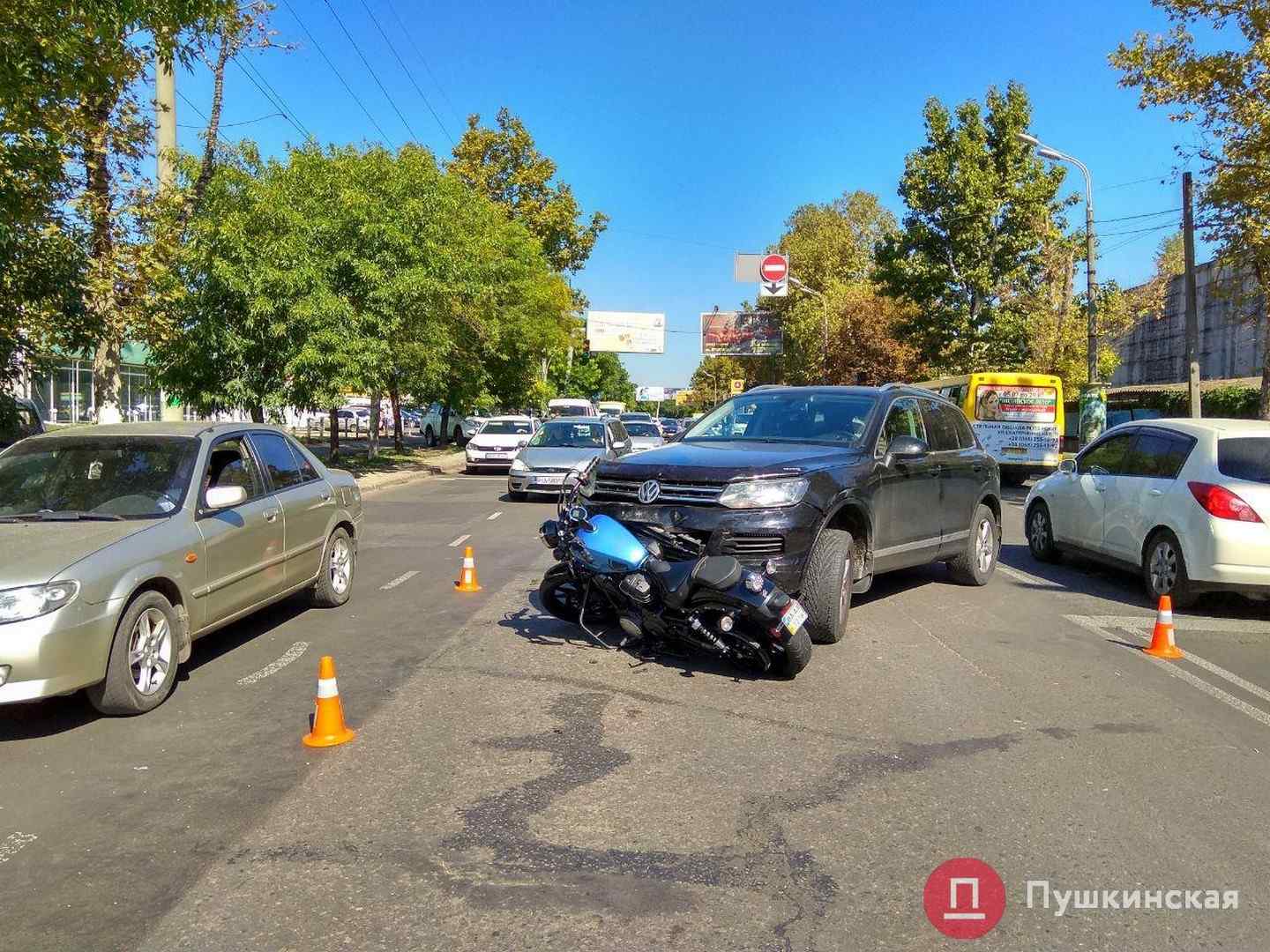 На «скоростной» столкнулись джип и мотоцикл: в сторону Таирова тянется пробка. Фото