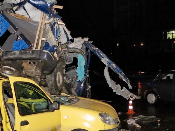 На столичном проспекте Победы микроавтобус упал на легковушку, убив ее водителя (фото)