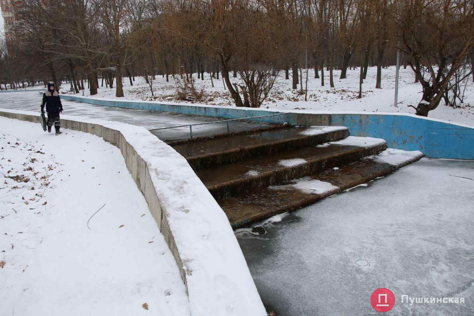 Обещанный до декабря мост в парке Победы так и не сделали, сроки перенесли на весну. Фото