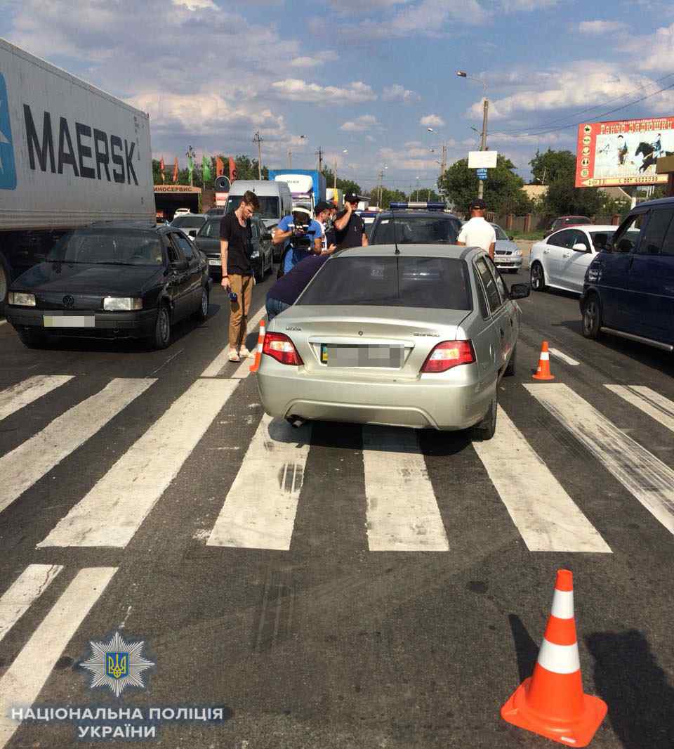 Под Одессой во время мирной акции мужчина наехал на полицейского