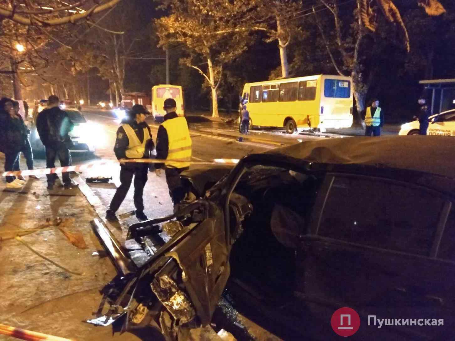 Подробности массовой аварии в Одессе: легковушка пыталась по «встречке» обогнать маршрутку. ОБНОВЛЕНО. Фото, видео