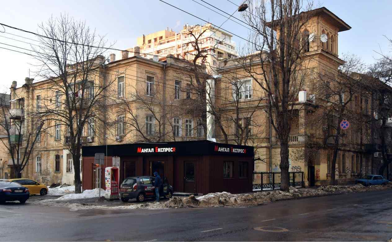 Прорубили дверь и ломают фасад: одесситы жалуются на соседей, разрушающих памятник архитектуры в центре города. Фото