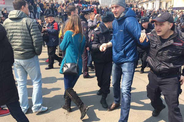Российские силовики пакуют в автозаки участников митинга против коррупции в Кремле (фото)