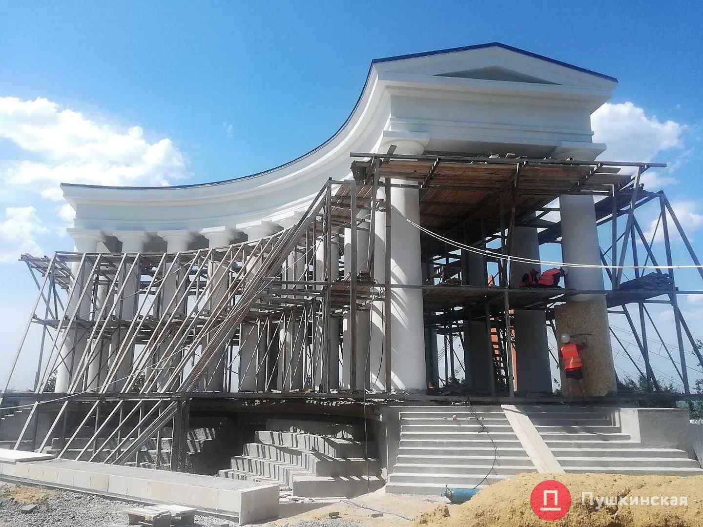 С бетоном и без водостока: работы на Воронцовской колоннаде почти закончены. Фото