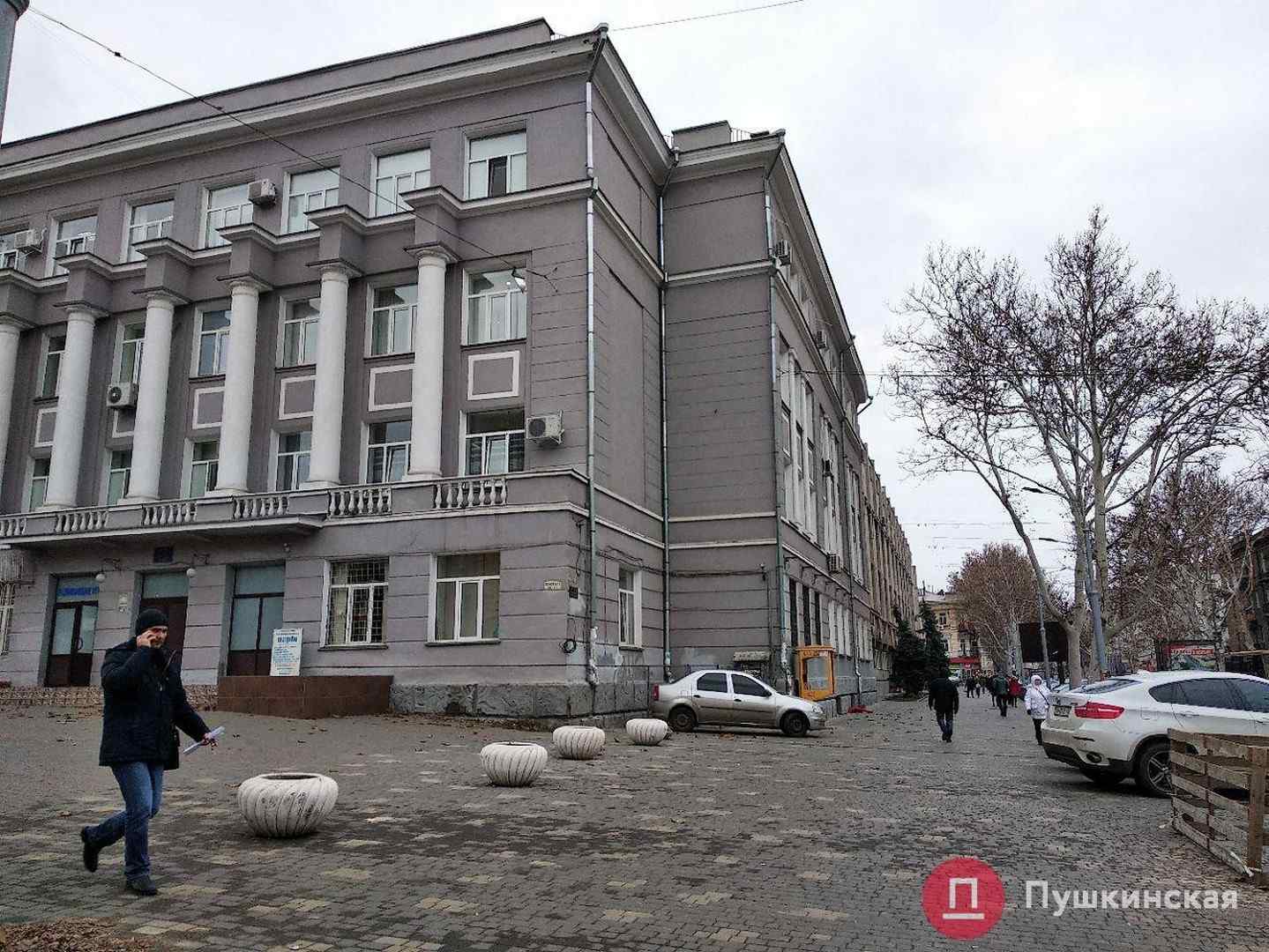 С родителями-автохамами, которые ездят по тротуару у школы в центре Одессы, провели беседы, но преградить им путь пока не могут