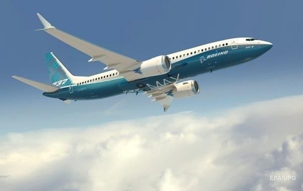 Самолет Boeing 737 MAX совершил экстренную посадку