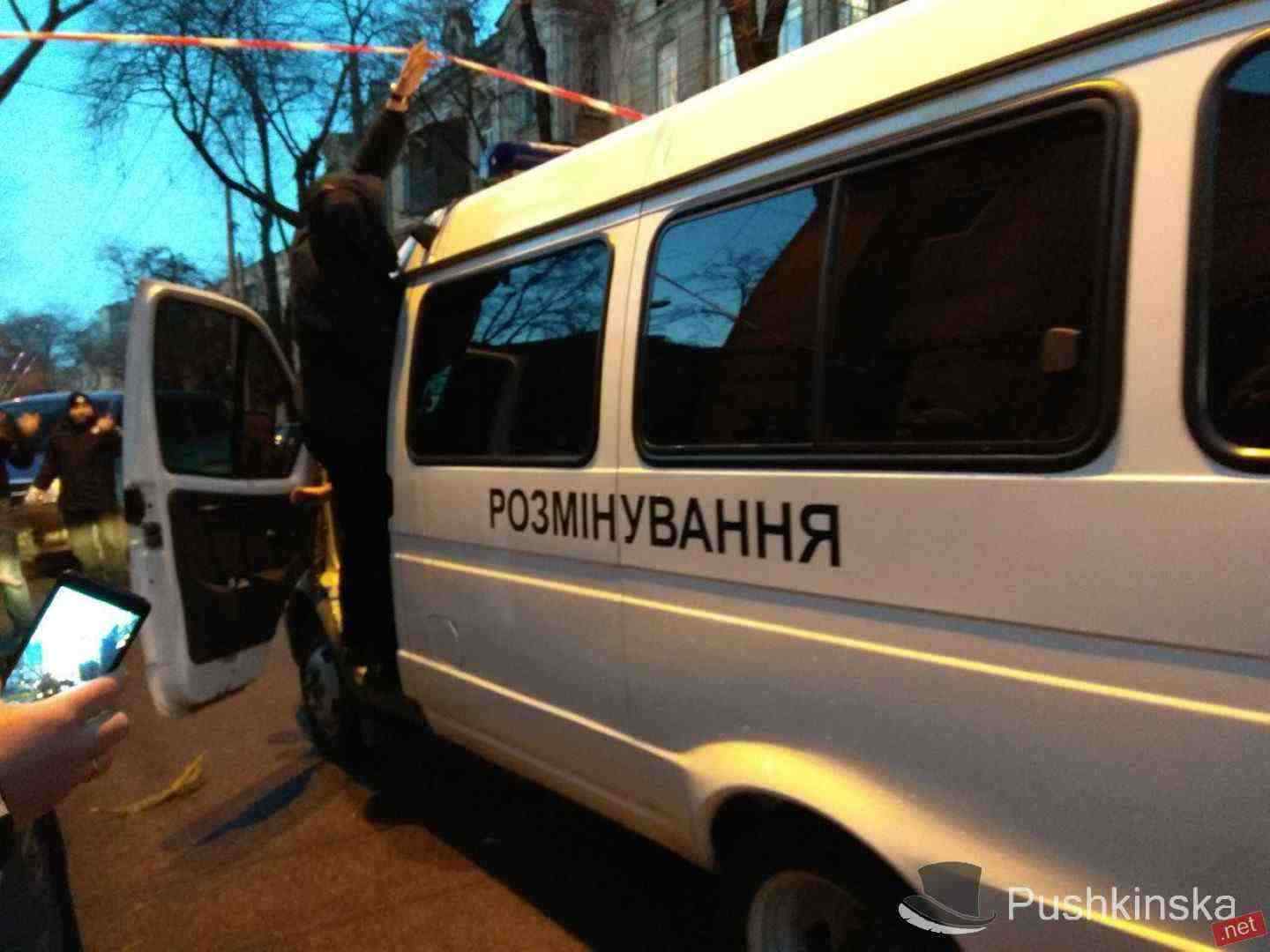 Снова «минирования»: на четырех объектах Одессы ищут бомбу
