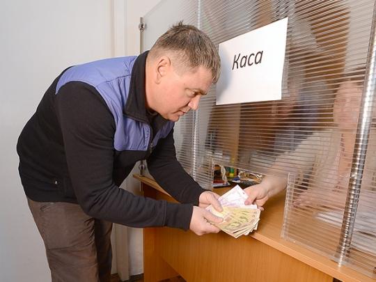 Средняя зарплата учителя выросла на 63 гривни, а врача... снизилась на 233