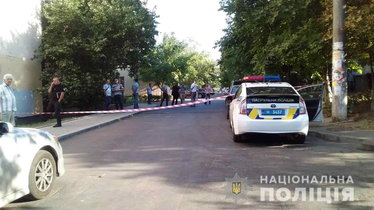 Стрельба на Таирова: пострадавший сотрудник ЖКС находится в реанимации, врачи не удаляют пули