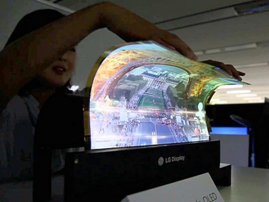 Телевизор LG толщиной всего один миллиметр можно запросто... свернуть в трубочку (фото)