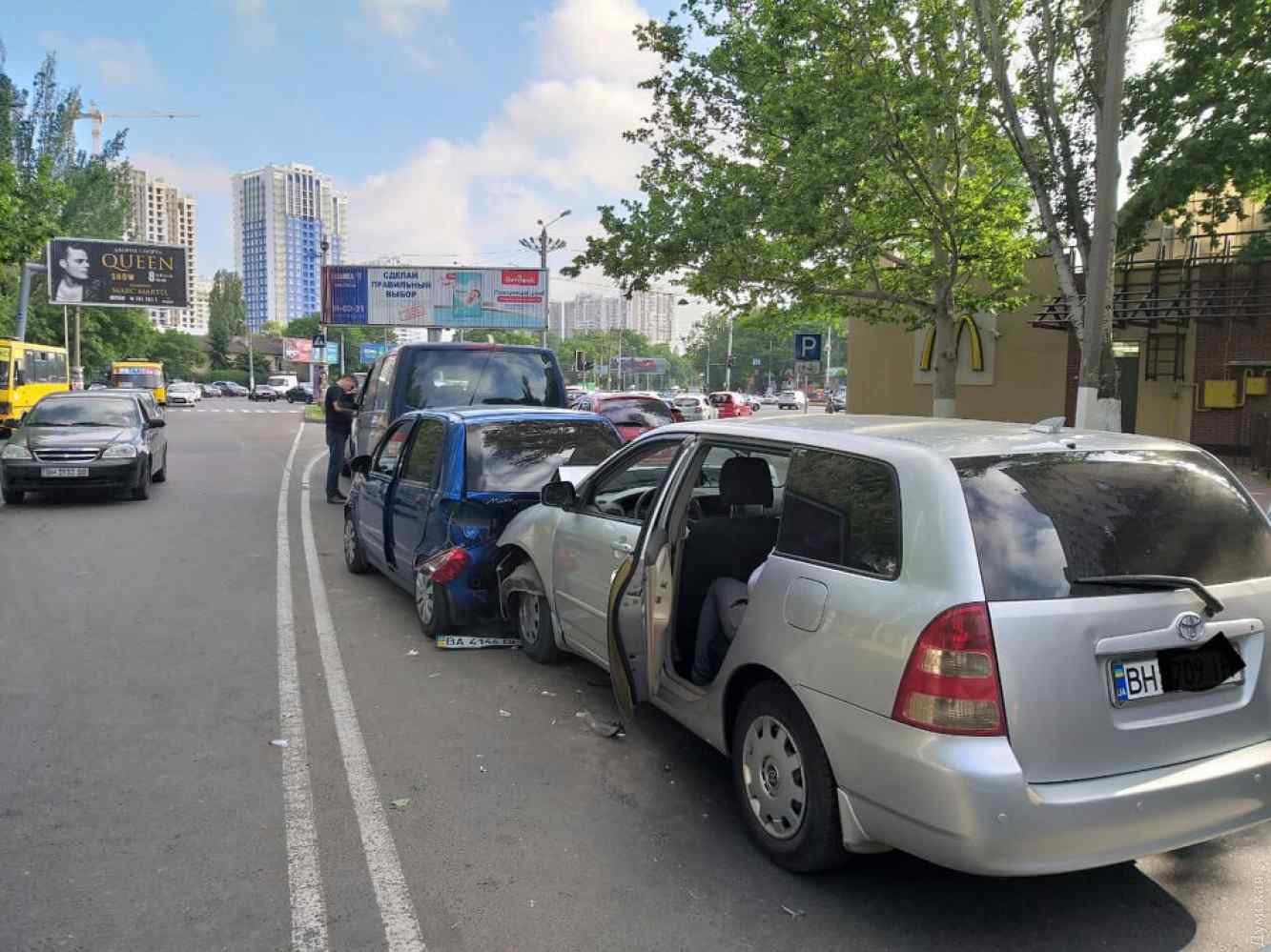 Toyota, Daewoo, Volkswagen и Kia: в Одессе водитель устроил «паровозик» из 4 автомобилей. Видео