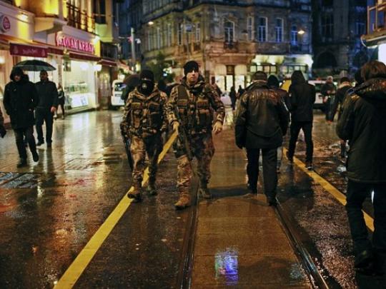 Устроивший бойню в новогоднюю ночь в Стамбуле до сих пор не найден