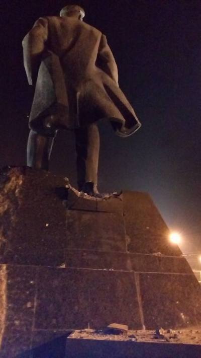 В центре Донецка взорвали памятник Ленину (фото)