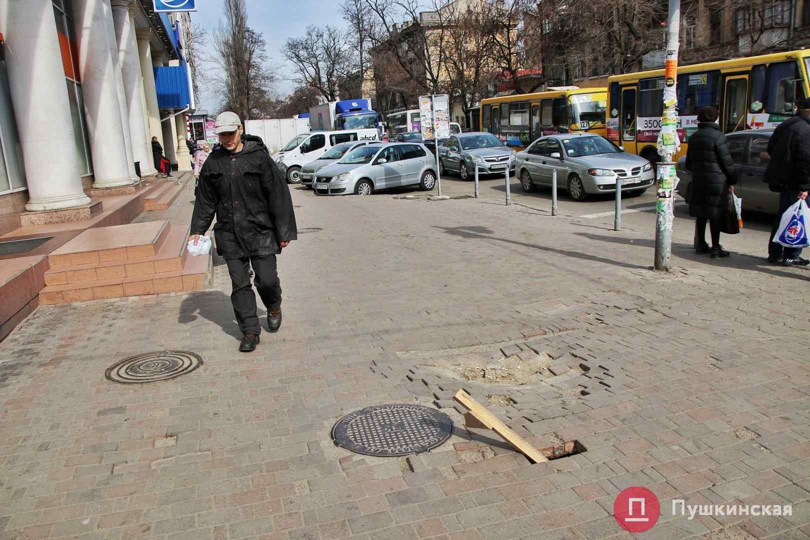 В центре Одессы на тротуаре появилась яма и провалилась плитка. Фотофакт