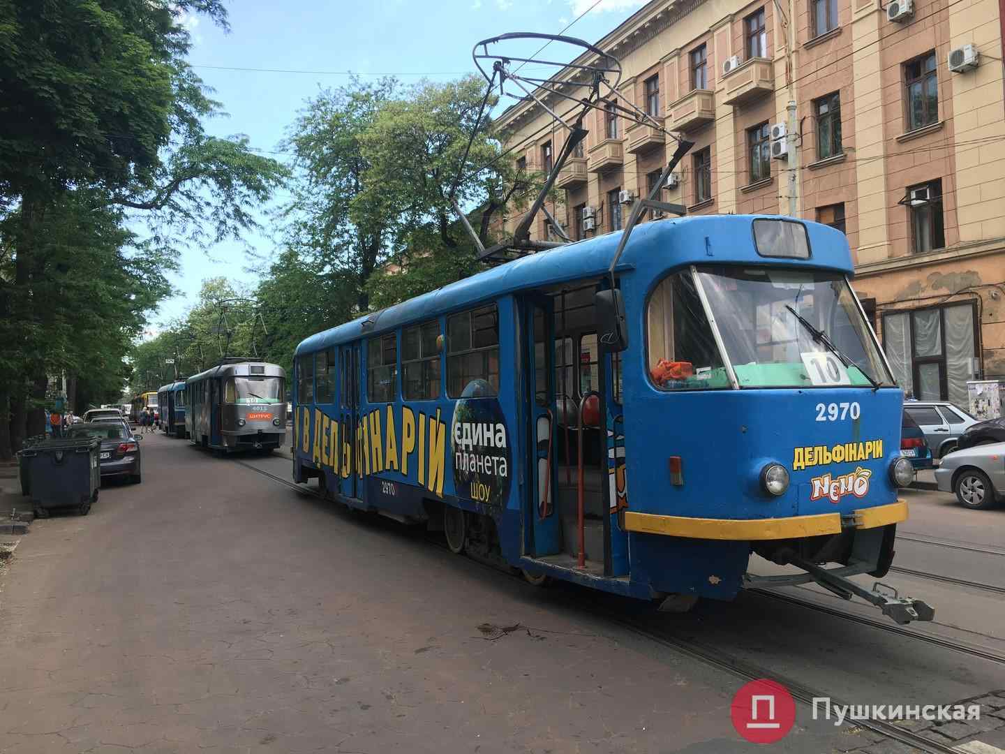 В центре Одессы трамвай задел минивен: образовалась пробка из 13 вагонов. Фото