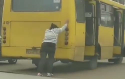 В Черкассах женщина сама толкала маршрутку