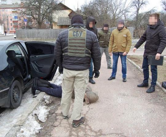В Чернигове полицейский организовал банду торговцев оружием (видео)