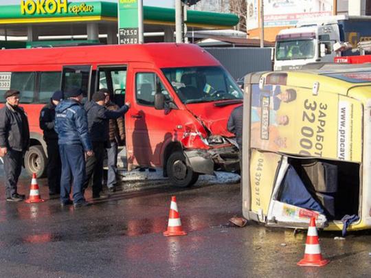 В Днепре столкнулись две маршрутки, пострадали шесть человек (видео)