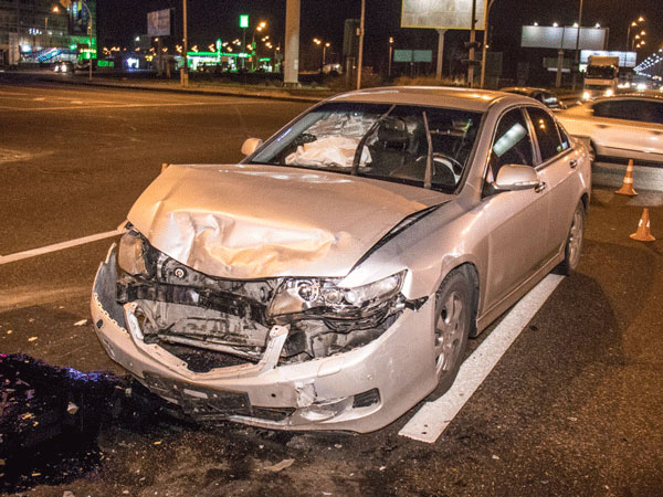 В Киеве на проспекте Бажана Chevrolet влетел в Honda: пострадал человек
