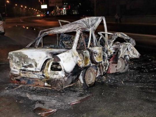 В Киеве неравнодушные граждане вытянули мужчину из горящего авто (фото)