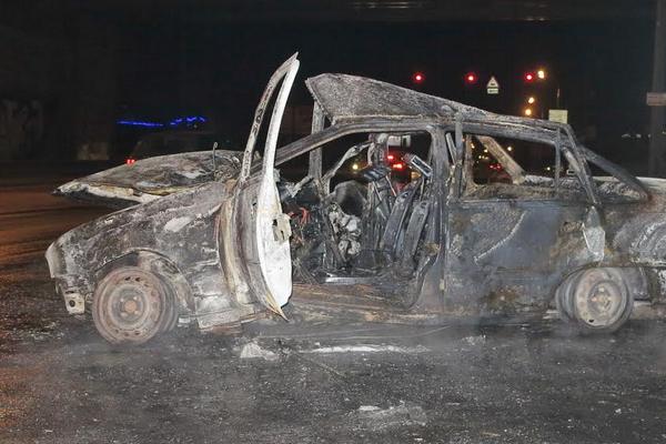 В Киеве неравнодушные граждане вытянули мужчину из горящего авто (фото)