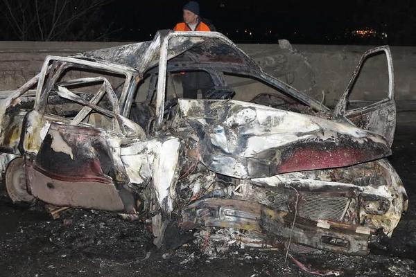 В Киеве неравнодушные граждане вытянули мужчину из горящего авто (фото)