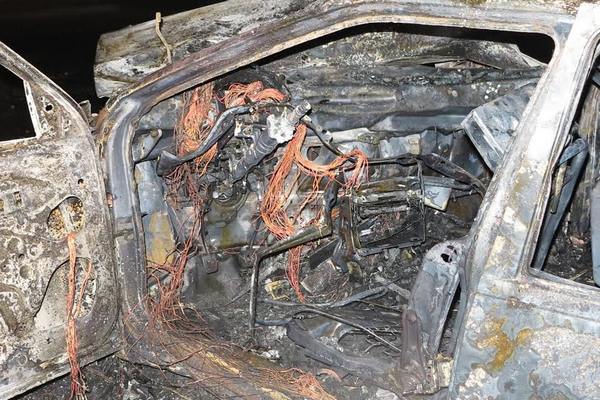 В Киеве неравнодушные граждане вытянули мужчину из горящего авто (фото)