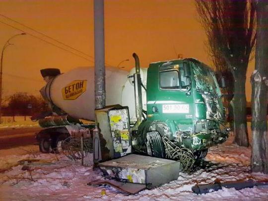 В Киеве тяжелый грузовик протаранил несколько авто (фото)