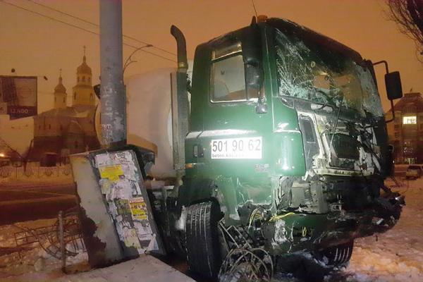 В Киеве тяжелый грузовик протаранил несколько авто (фото)
