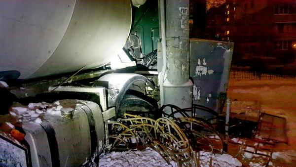 В Киеве тяжелый грузовик протаранил несколько авто (фото)