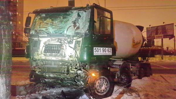 В Киеве тяжелый грузовик протаранил несколько авто (фото)