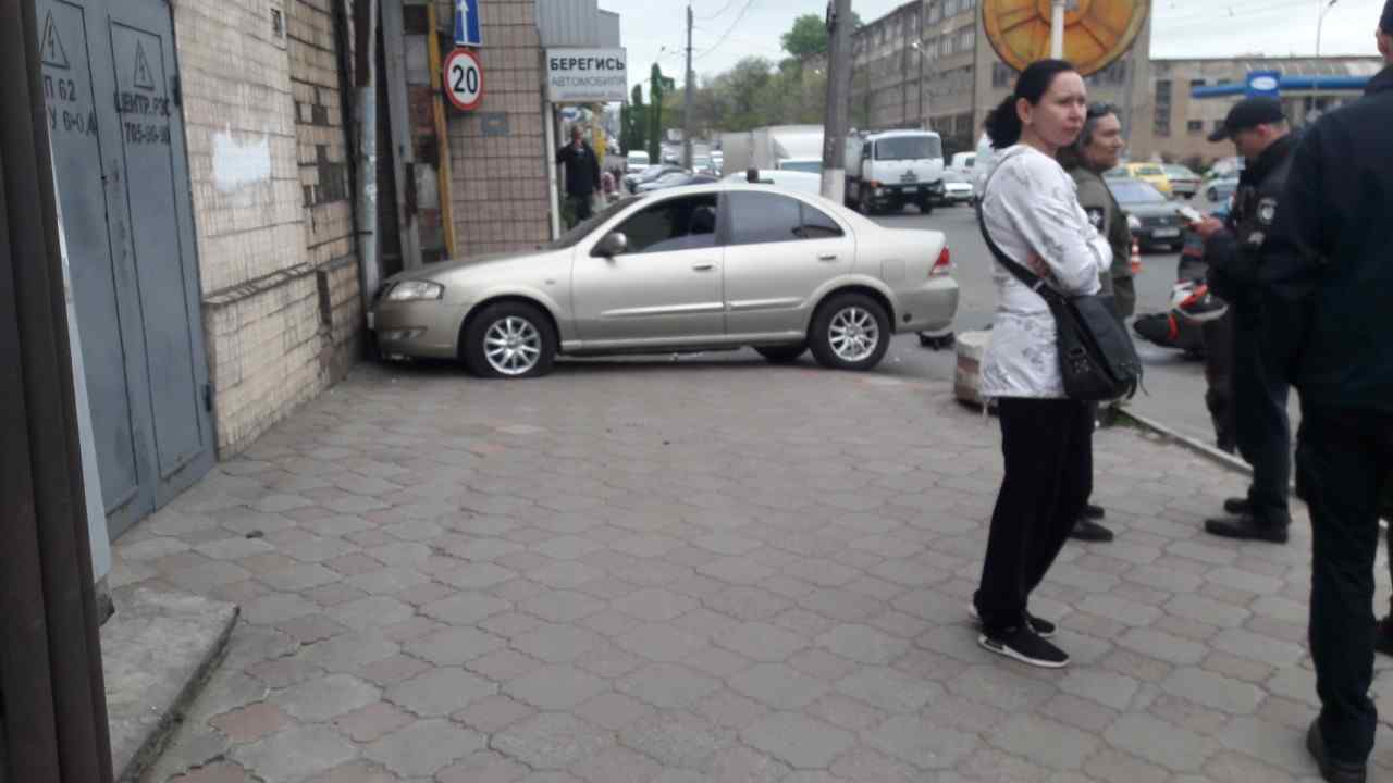 В Одессе легковушка столкнулась с мотоциклистом и въехала в стену. Фото