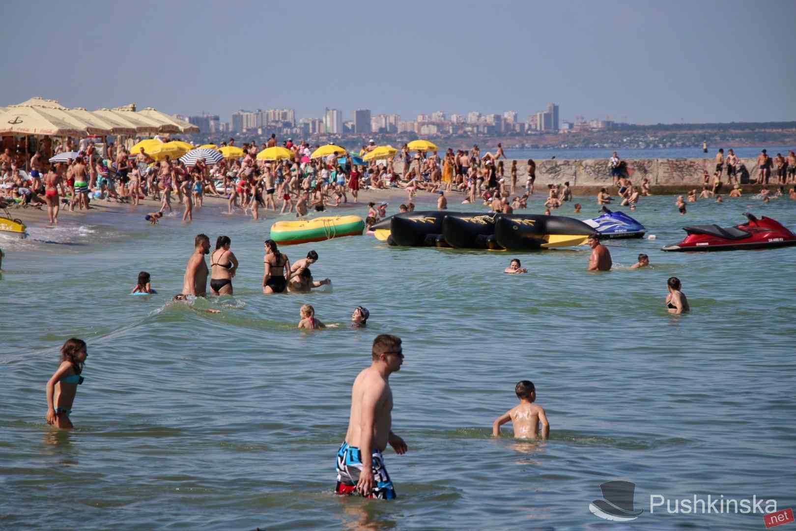 В Одессе за полдня на одном пляже чуть не утонули 7 человек, один из которых - ребенок