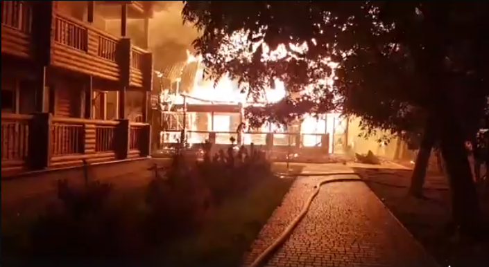 В Одессе загорелся один из корпусов детского лагеря «Виктория». Видео
