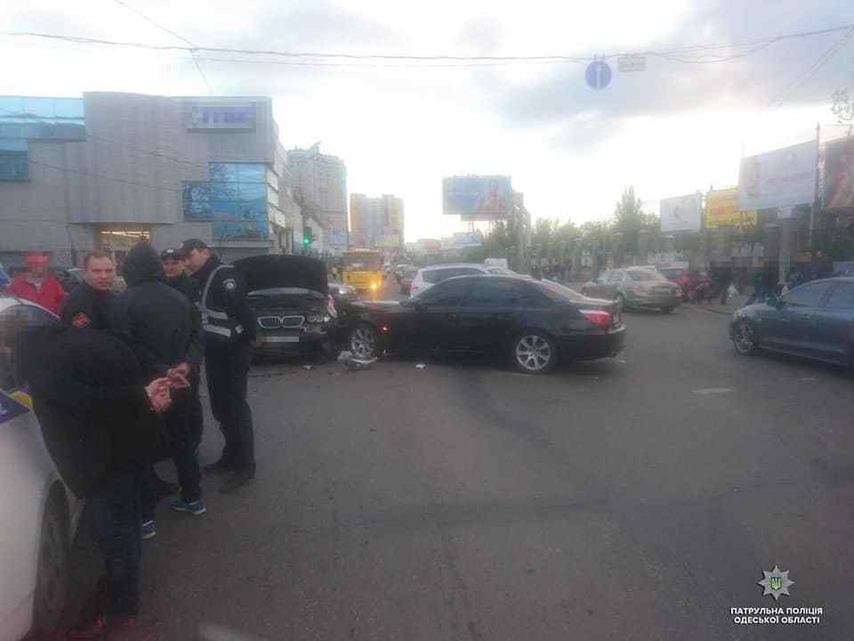 В полиции раскрыли подробности вчерашней аварии на Среднефонтанской: участников ДТП подозревают в кражах из автомобилей. Фото