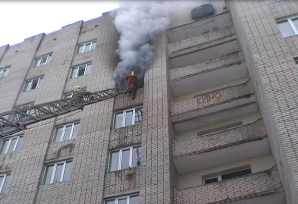 В Сумах при пожаре в общежитии в ловушке оказались 14 студентов (фото)