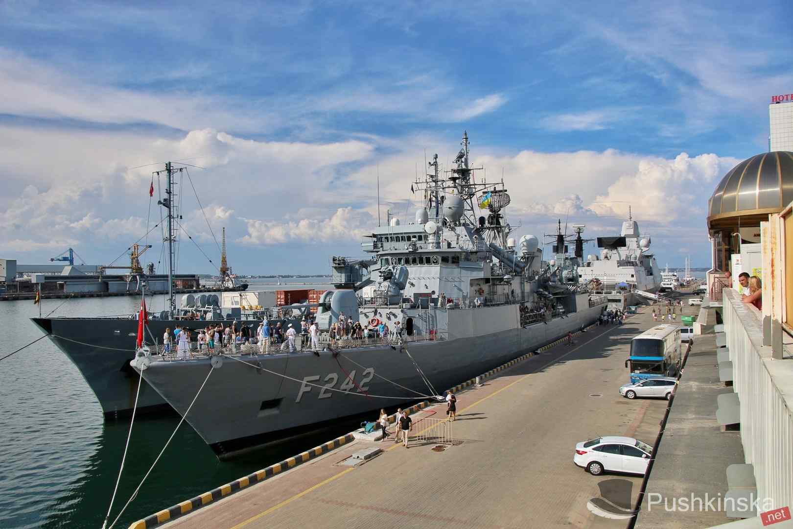 Визит кораблей НАТО в Одессу: на морвокзале - огромные очереди, но попасть на суда удалось не всем. Фоторепортаж