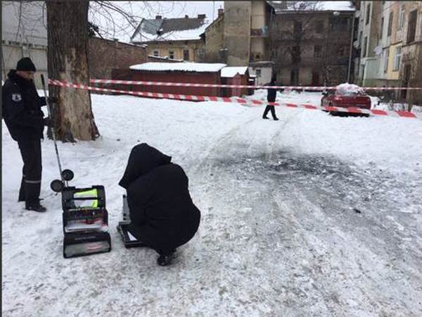 Во Львове мужчина после ссоры с женой кинул гранату во двор многоэтажки (фото)