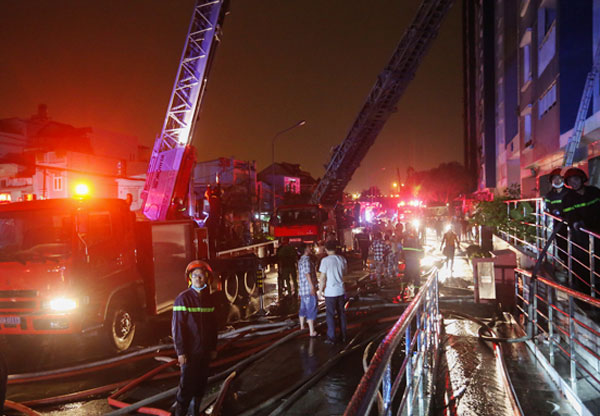 Во Вьетнаме 13 человек погибли в результате пожара в жилом комплексе (фото)