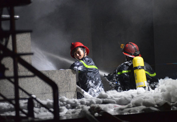 Во Вьетнаме 13 человек погибли в результате пожара в жилом комплексе (фото)
