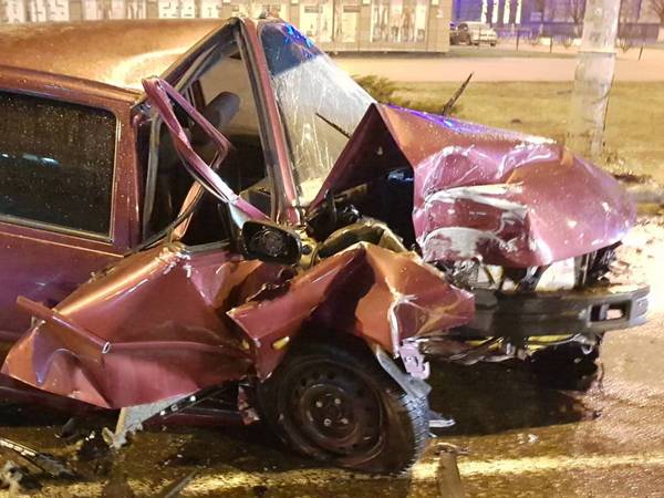 Возле академии МВД нетрезвый водитель уничтожил машину (фото)